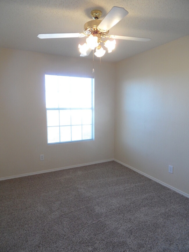 Building Photo - Stunning 4BR/2.5BA South Fort Worth Gem with Sun Room & 2-Car Garage!