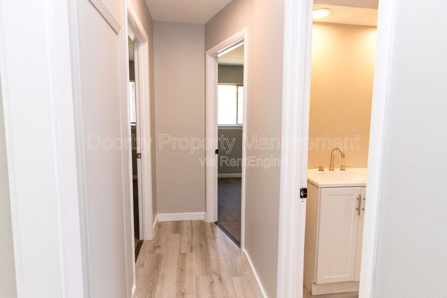 Building Photo - 903 Forest Dale Ln