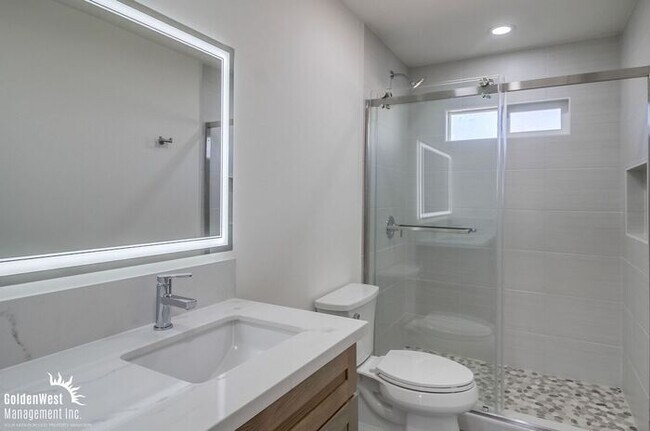 Building Photo - Fully Remodeled 3Bdm 2Ba Home in the Heart...