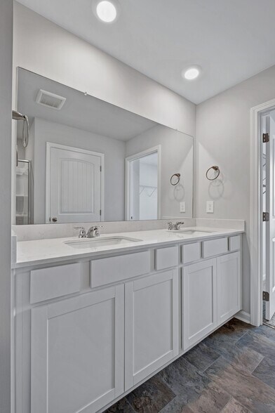 Large Double Vanity in Main Bedroom - 901 Brooklyn Crossing Rd