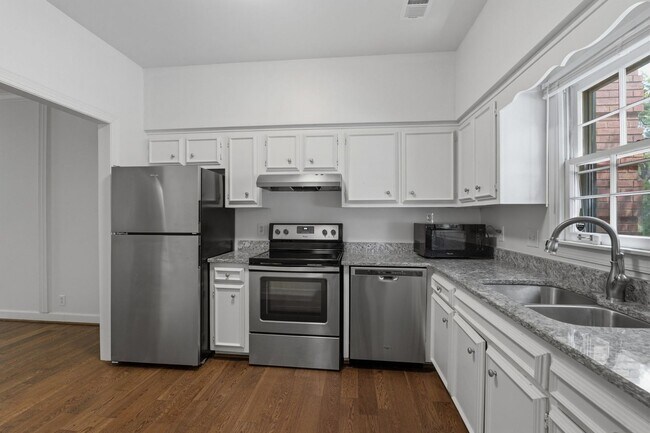 Building Photo - Charming 2 Bedroom Townhouse