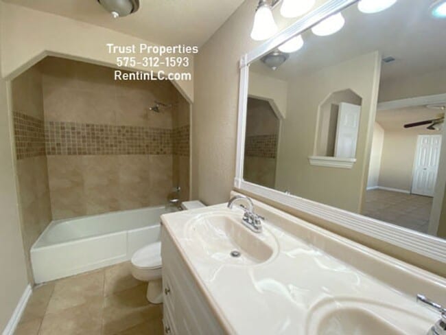 Building Photo - Great 4/2, all tile, close to Shops. Pets ...