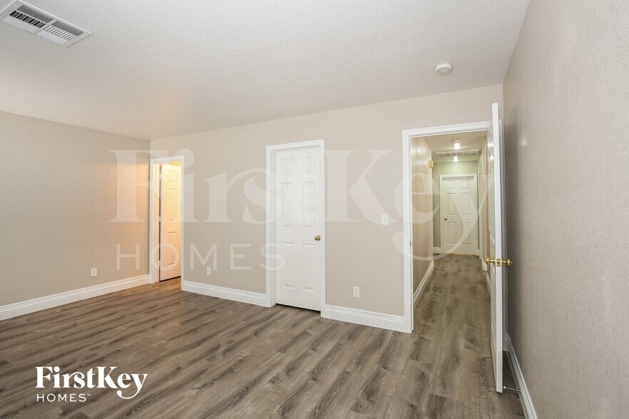 Building Photo - 7908 Pale Rider St