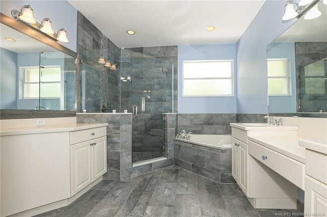 Building Photo - 2206 SW Cape Cod Dr
