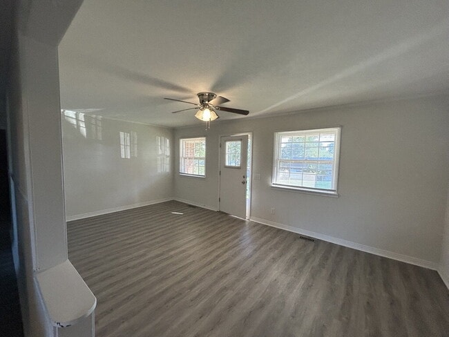 Building Photo - 3-Bedroom 2-Bathroom Home with 2 car garage  in Prime Cookeville Location!