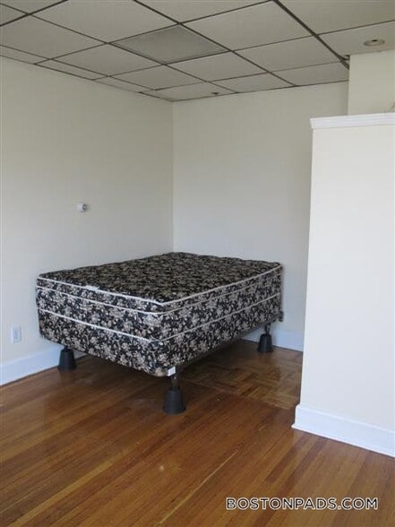 Building Photo - 879 Beacon St