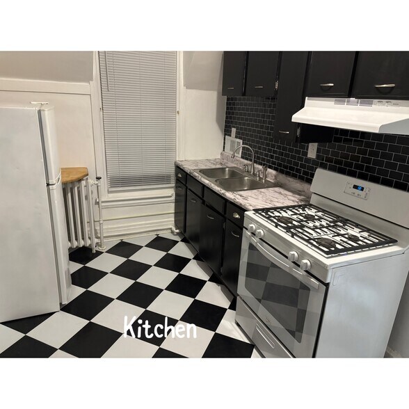 Kitchen 11’10”-8’ - 3533 Brisban St