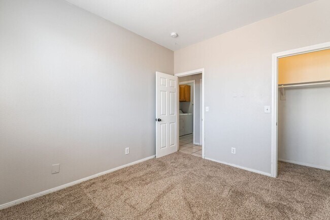 Building Photo - Beautiful 5 bed home with sparkling pool located in the heart of Las Vegas!