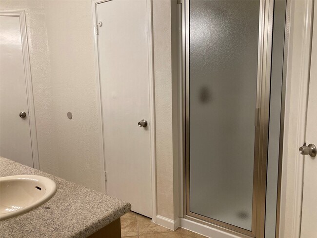 Building Photo - 5008 Rockland Dr