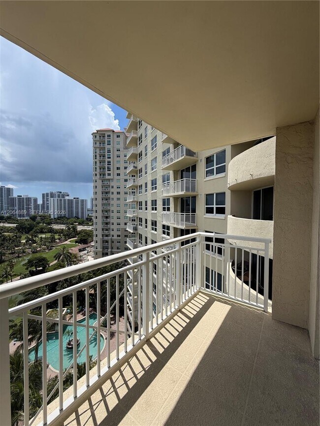 Building Photo - 19501 W Country Club Dr