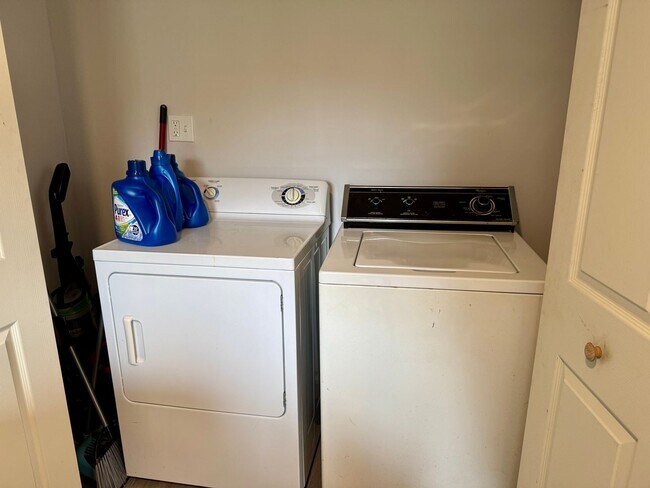 Building Photo - Charming Home in Pembroke with Yard & Storage