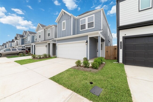 Building Photo - 3530 Blue Mockingbird St