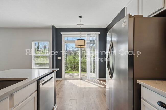 Building Photo - 646 Grove Cir
