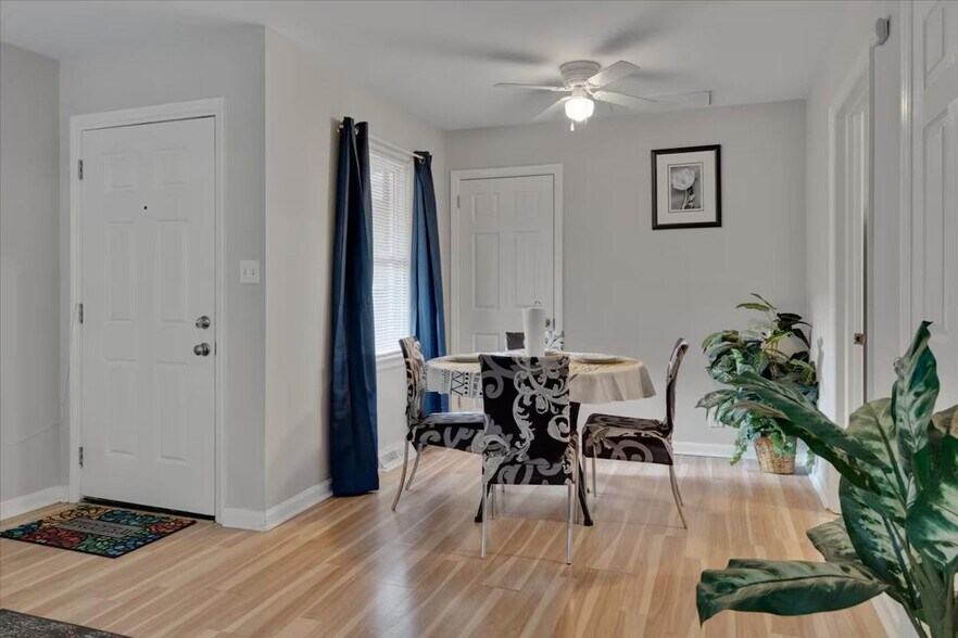 Building Photo - 803 W Markham Ave