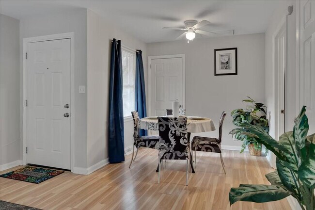 Building Photo - 803 W Markham Ave