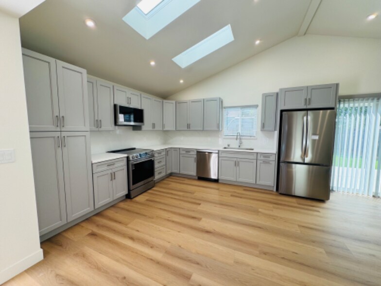 Building Photo - 5037 Kenmore Dr