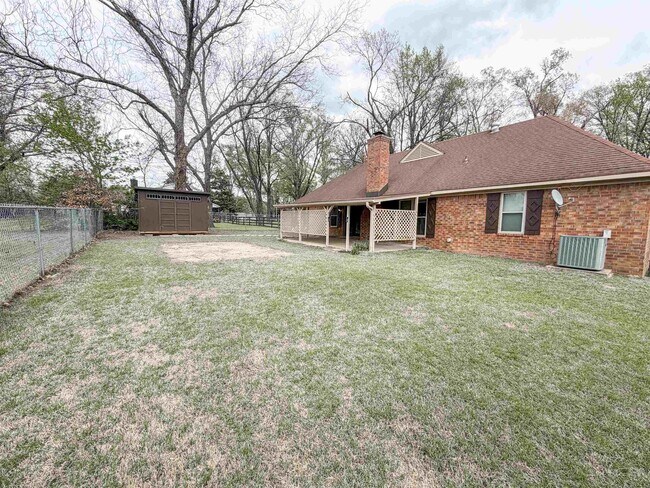 Building Photo - 3915 Oak Rd