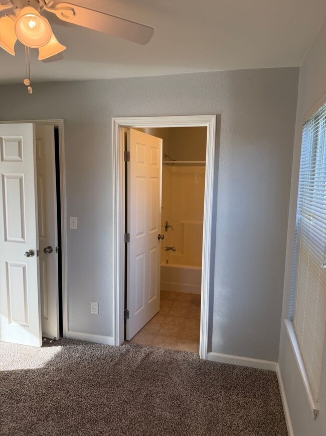 Building Photo - 1 bedroom, 1 bathroom Charming Home Central Location