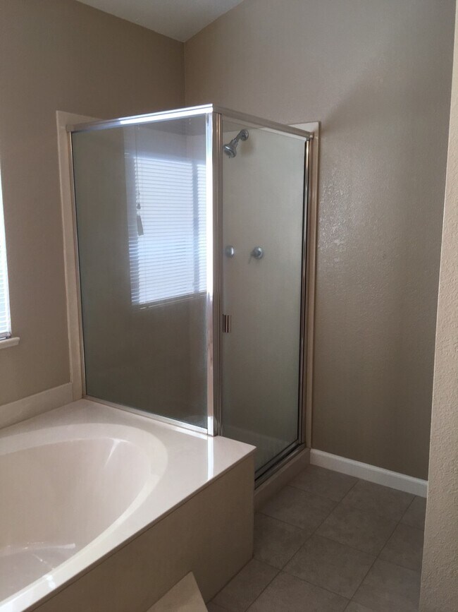 Building Photo - Large two story near the mall!