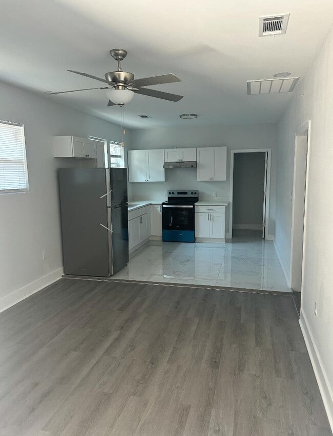 Building Photo - 915 S 12th St