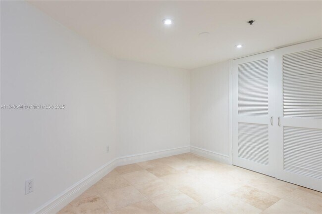 Building Photo - 251 Crandon Blvd