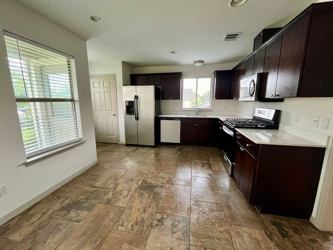 Building Photo - 4Bed/2Bath House w/ detached 2 car garage