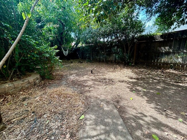 Building Photo - 2423 Mariposa Ave