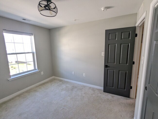 Building Photo - Two Level END UNIT condo in East of Market...