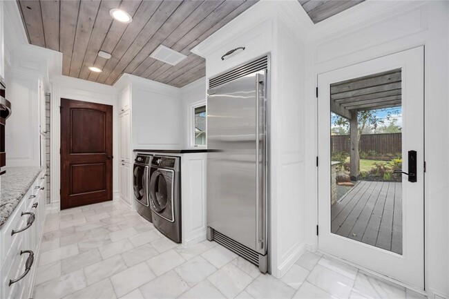 Building Photo - 4031 Fernwood Dr