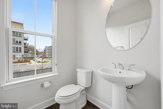 Building Photo - 211 Phoenix Dr