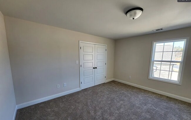 Building Photo - Charming 4 Bedroom 2.5 Bathroom with Bonus Room
