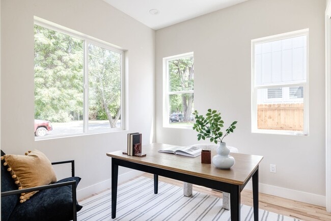 Building Photo - LUX 4BD, 3BA Home with 2-Car Garage and Backyard