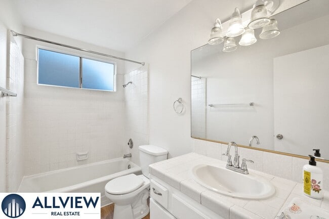 Building Photo - Gorgeous, updated 3 bed, 2 bath home in th...