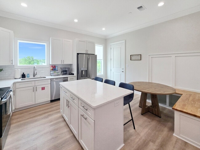 Building Photo - 996 Beach Blvd W