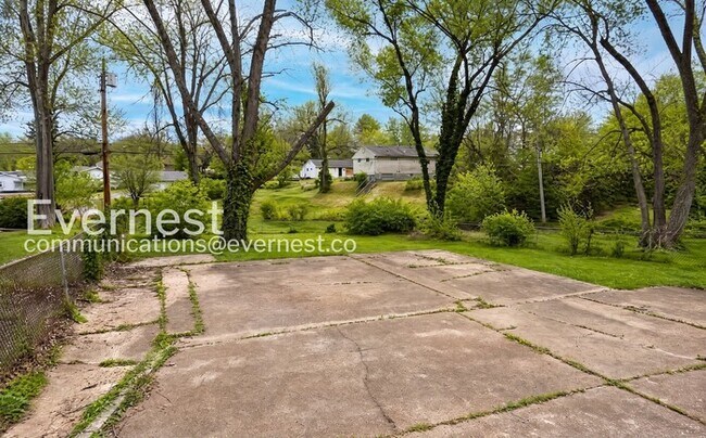 Building Photo - 3 Bed/1 Bath Home with Fenced Yard / Pet-Friendly / Vouchers Accepted / Coming Soon!