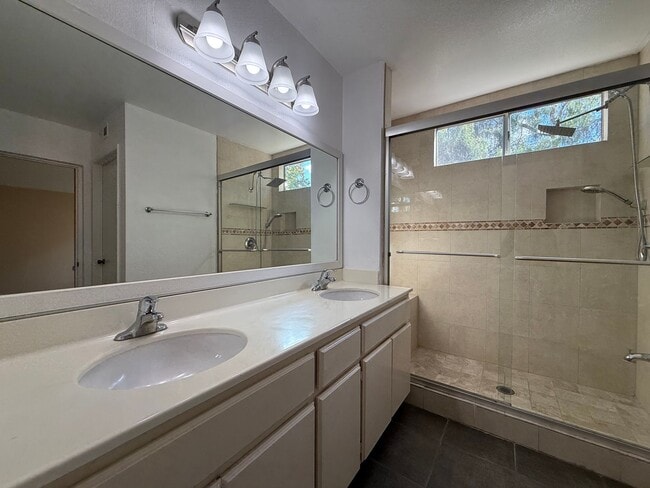 Building Photo - Great 3B/2.5BA House in Oceanside!