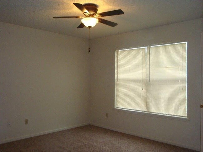 Building Photo - CUTE 2BR/2.5BA town house close to everything!