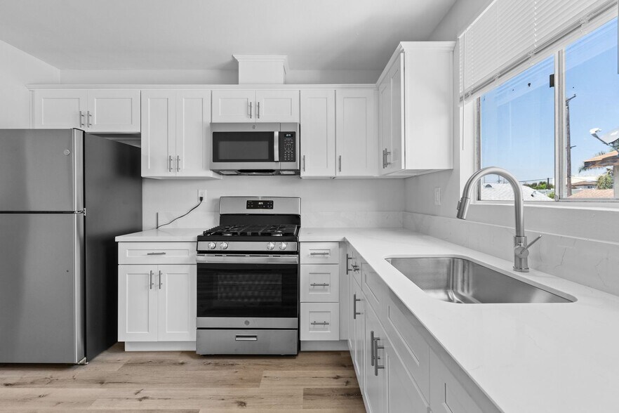 Building Photo - 1050 Gaviota Ave