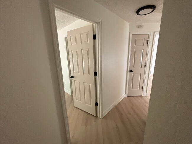 Building Photo - Freshly Updated Troutdale Gem with Enterta...