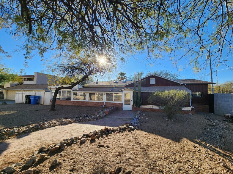 Building Photo - 201 E Alice Ave