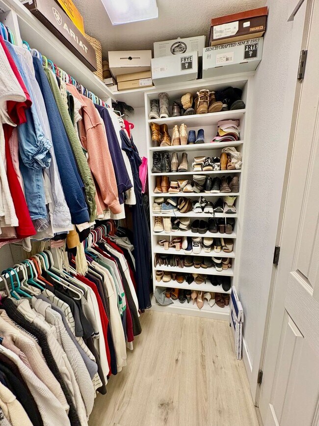 Building Photo - Stunning Home with ~4,000sqft of Living Space In a Great Location!