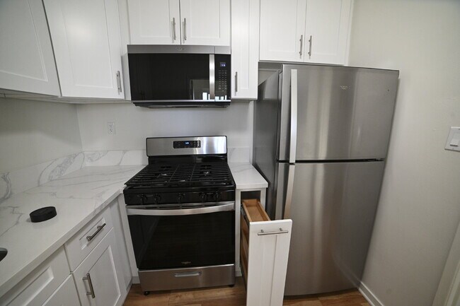 Building Photo - Newly remodeled studio in a gated building with pool and laundry room!