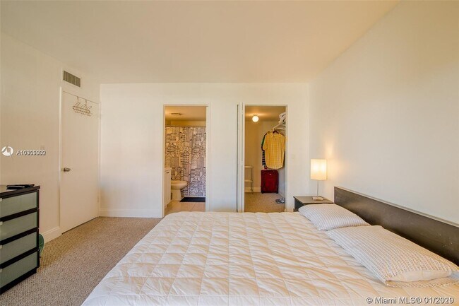 Building Photo - 9030 SW 125th Ave