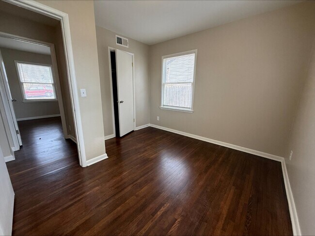 Building Photo - 1908 W 47th Pl