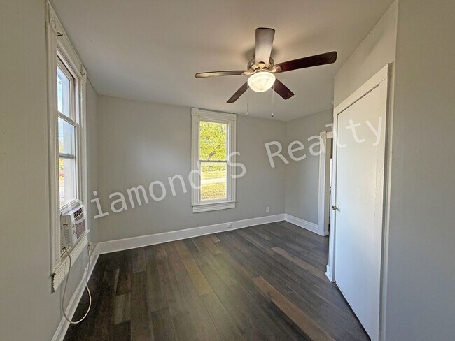 Building Photo - 2052 N Taylor Ave