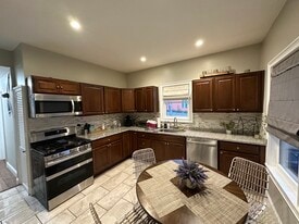 Building Photo - 2 Shelby St