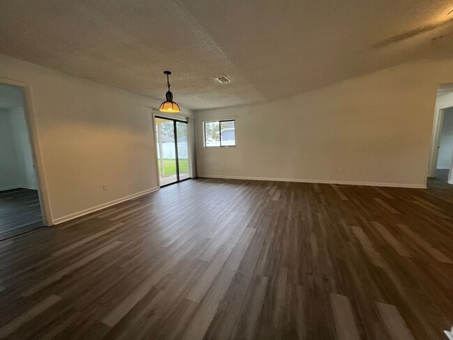 Building Photo - Single Family Home with new Flooring!