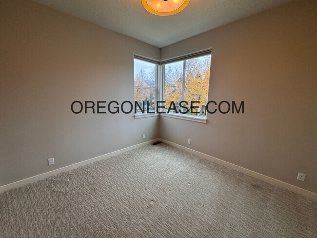 Building Photo - 3 Bedroom 3 bath Crescent village home