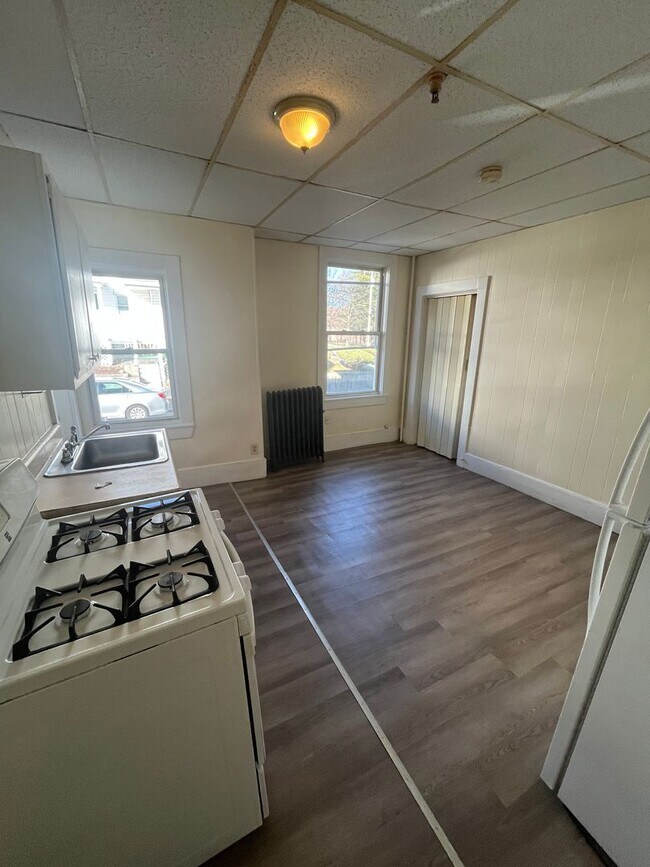 Building Photo - Studio Apartment for Rent – Utilities Included!