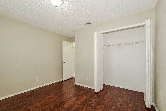 Building Photo - 1061 Portsmouth Ln